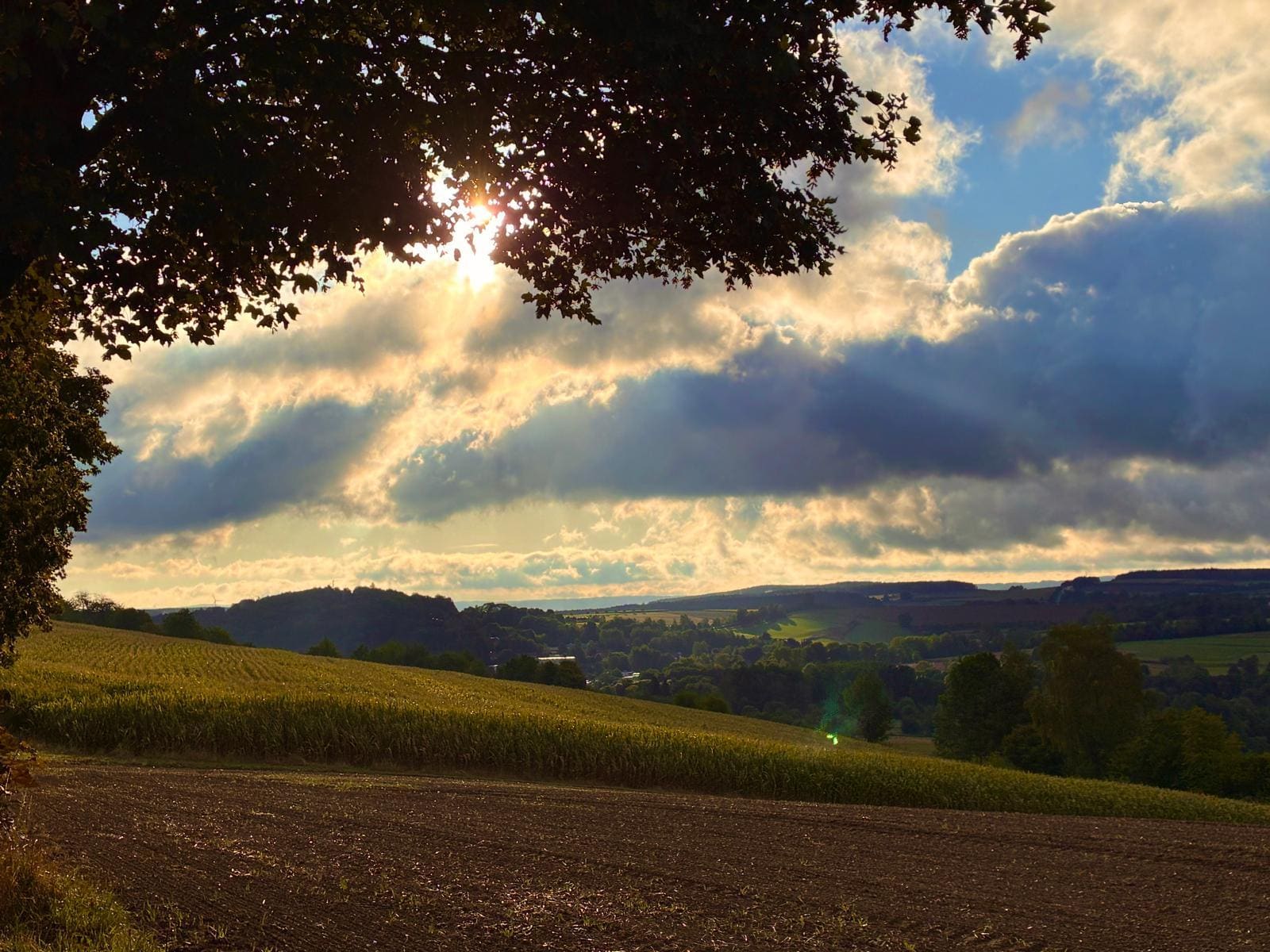 Weiter Blick über Felder und Wälder ins Fichtelgebirge, Abendsonne hinter Wolken